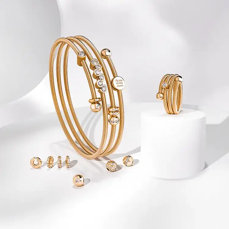 Niessing Armschmuck ist ständig im Blick und in Bewegung - er lebt vom Zusammenspiel mit Ihnen.