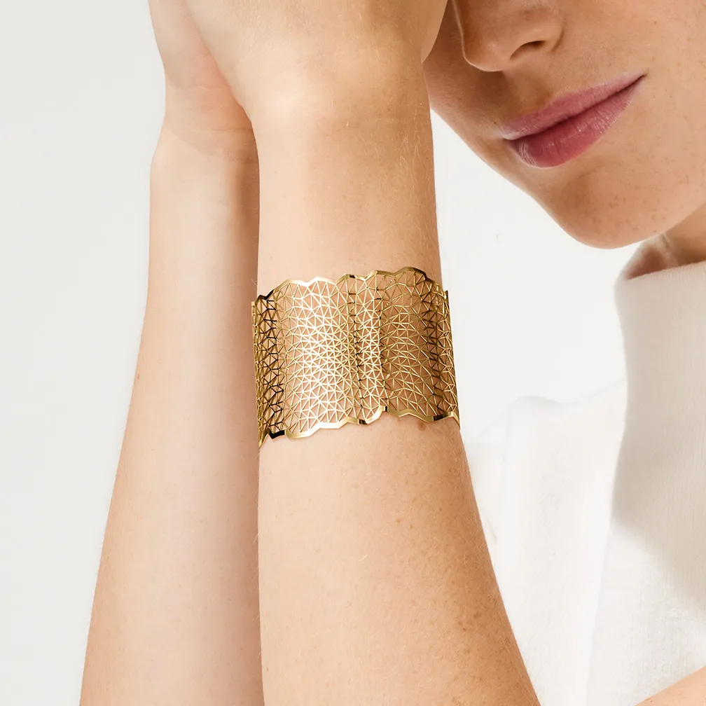 Niessing Armschmuck ist ständig im Blick und in Bewegung - er lebt vom Zusammenspiel mit Ihnen.